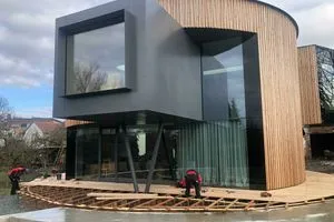 Bauarbeiten an der Platte, auf der das Haus steht und unter der das Drehkreuz montiert ist.